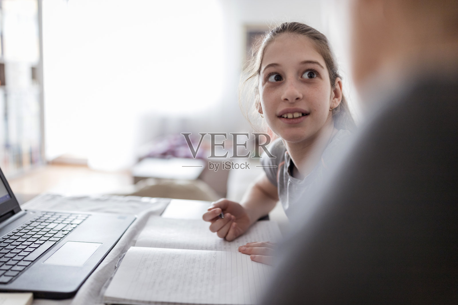 欢快的女孩做作业照片摄影图片