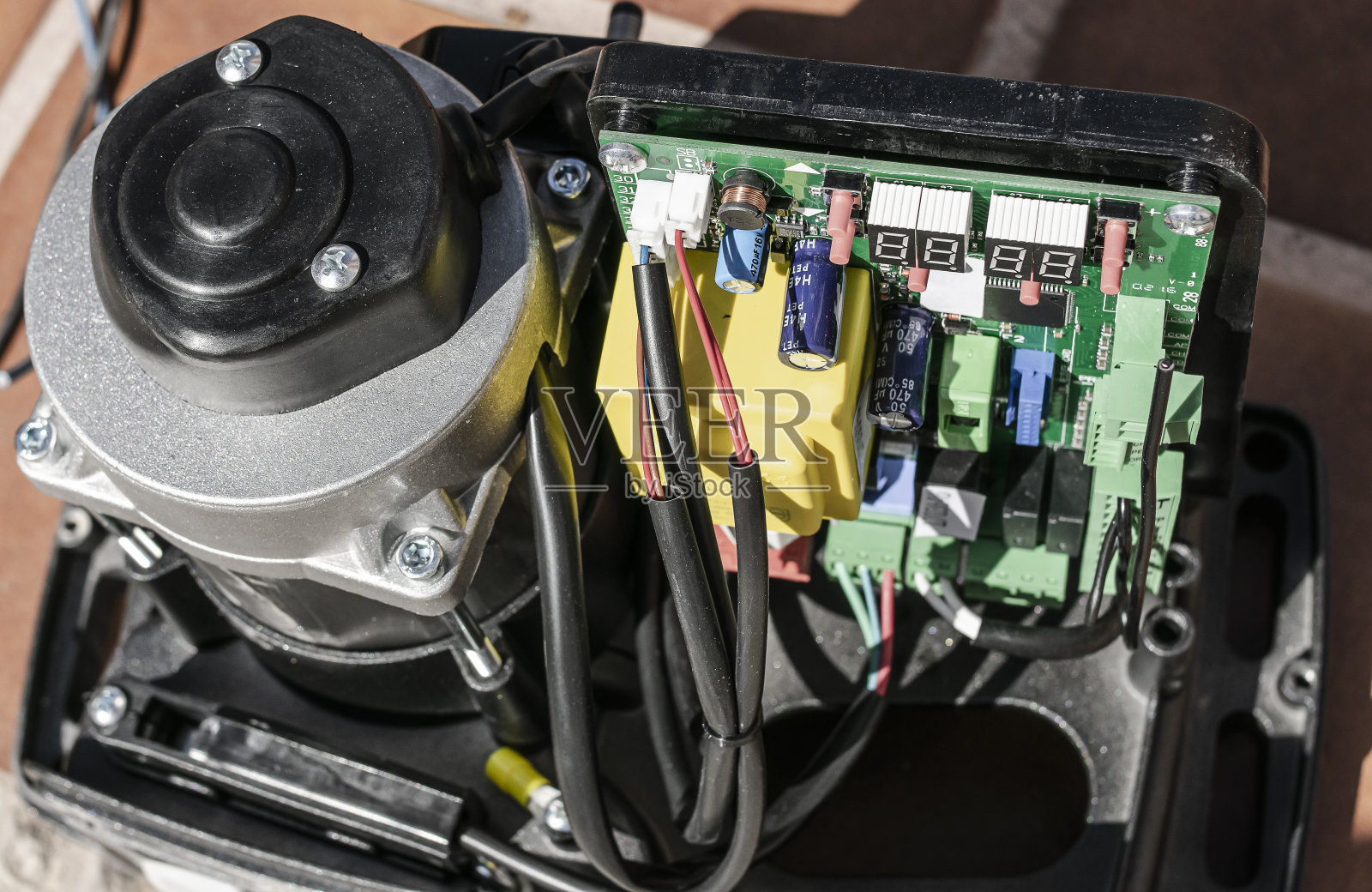 为显示电子电路的推拉门安装了电动发动机照片摄影图片