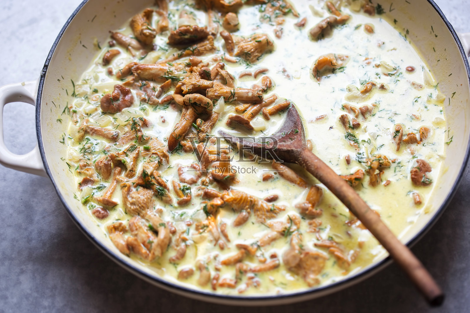 鸡油菌配白葡萄酒奶油酱照片摄影图片