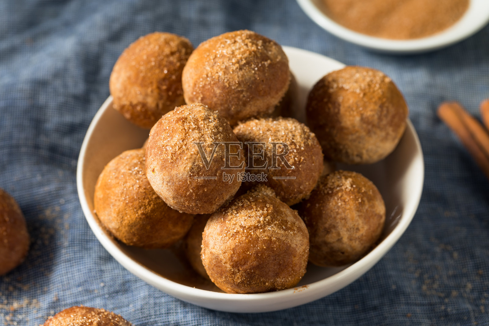 自制肉桂糖油炸甜甜圈照片摄影图片