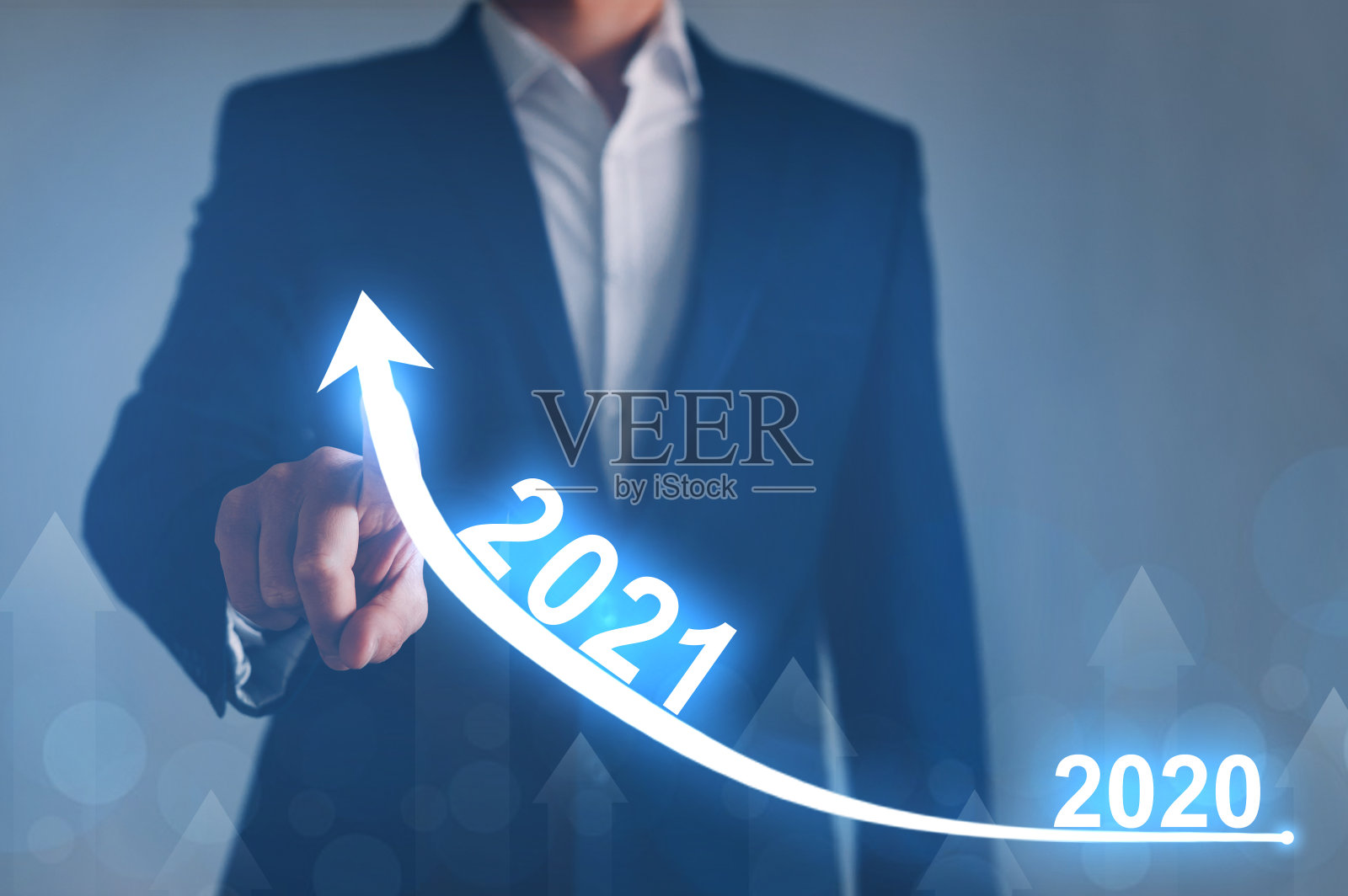 商人指着箭头表示公司2020年到2021年的未来增长。照片摄影图片