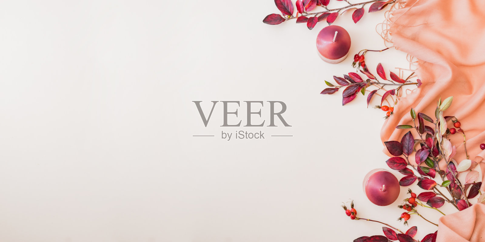 平铺构图与多彩的秋叶和围巾在一个白色的背景照片摄影图片