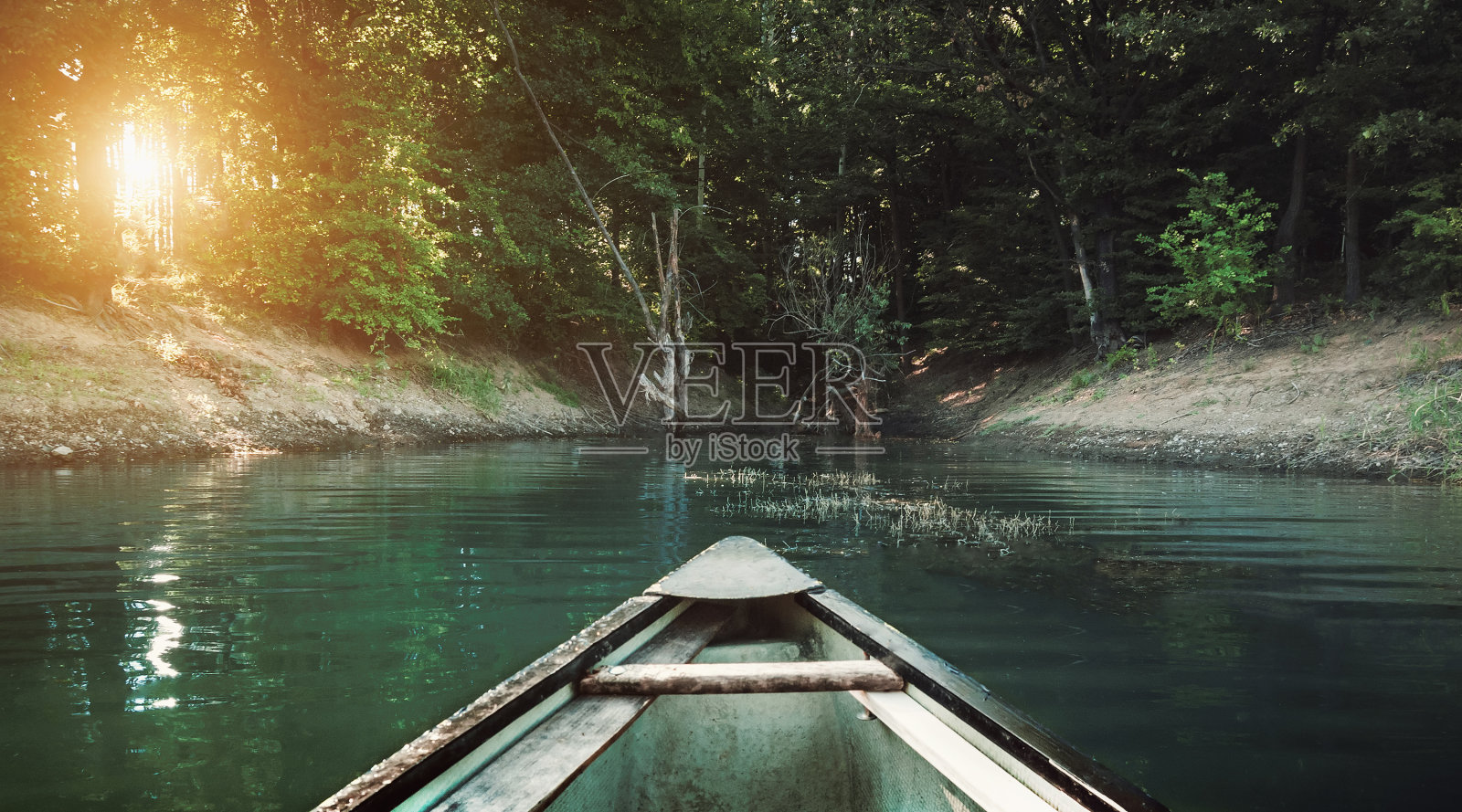 野滩上的湖上小船照片摄影图片