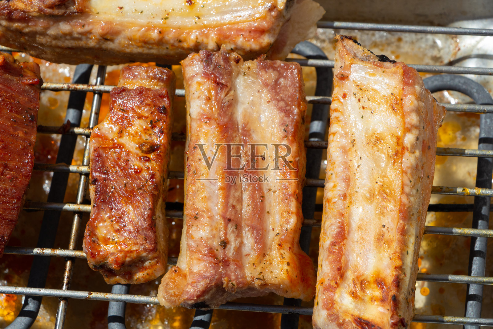 电烤炉上的猪肉片照片摄影图片
