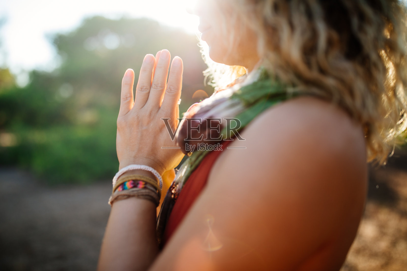 年轻女子沉思照片摄影图片