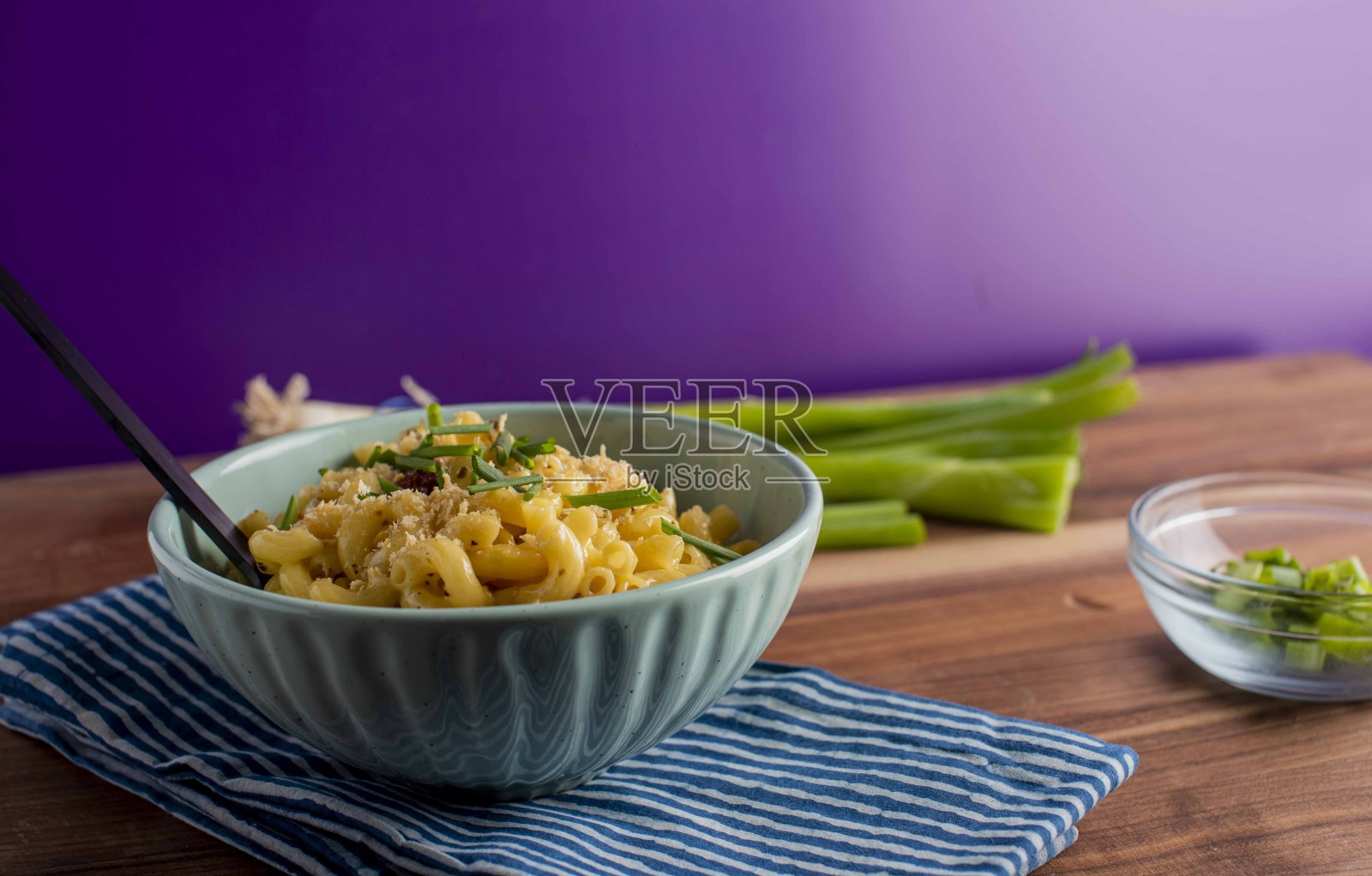 Mac n”奶酪。通心粉,意大利面和奶酪酱。帕尔马干酪,切达干酪和马苏里拉干酪,培根和意大利欧芹。经典美国或意大利餐厅的最爱。自制意大利面加酱汁,肉和奶酪。照片摄影图片