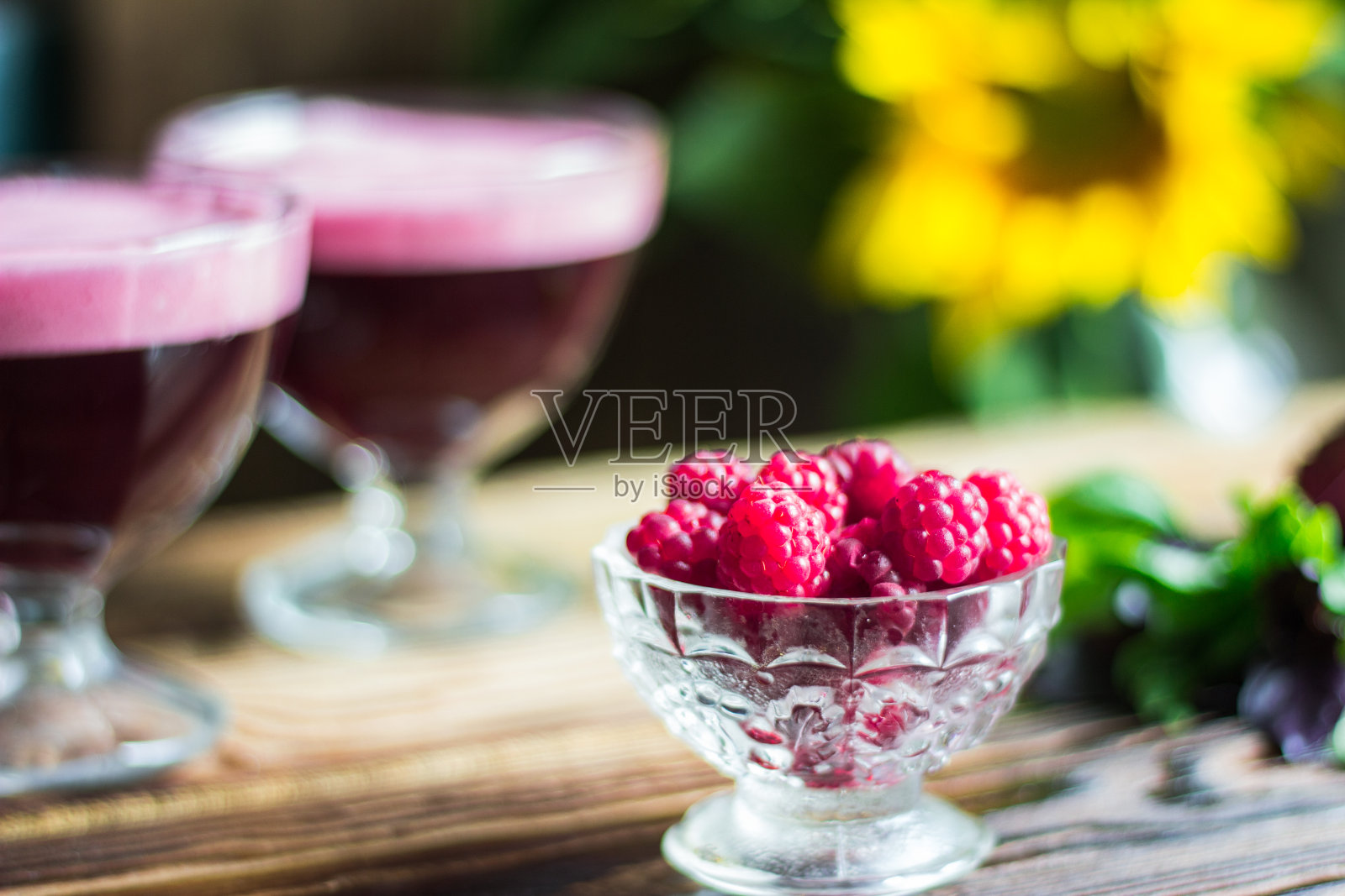 覆盆子和覆盆子果冻。自己在家做照片摄影图片