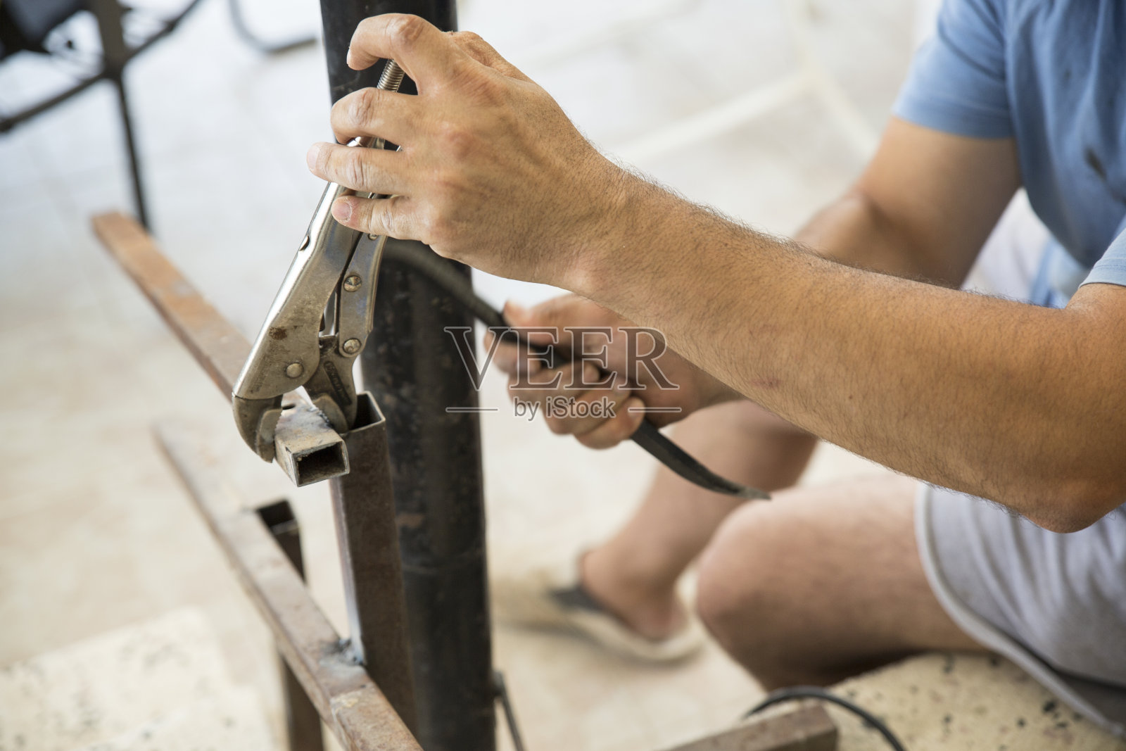 焊接时使用活动扳手照片摄影图片