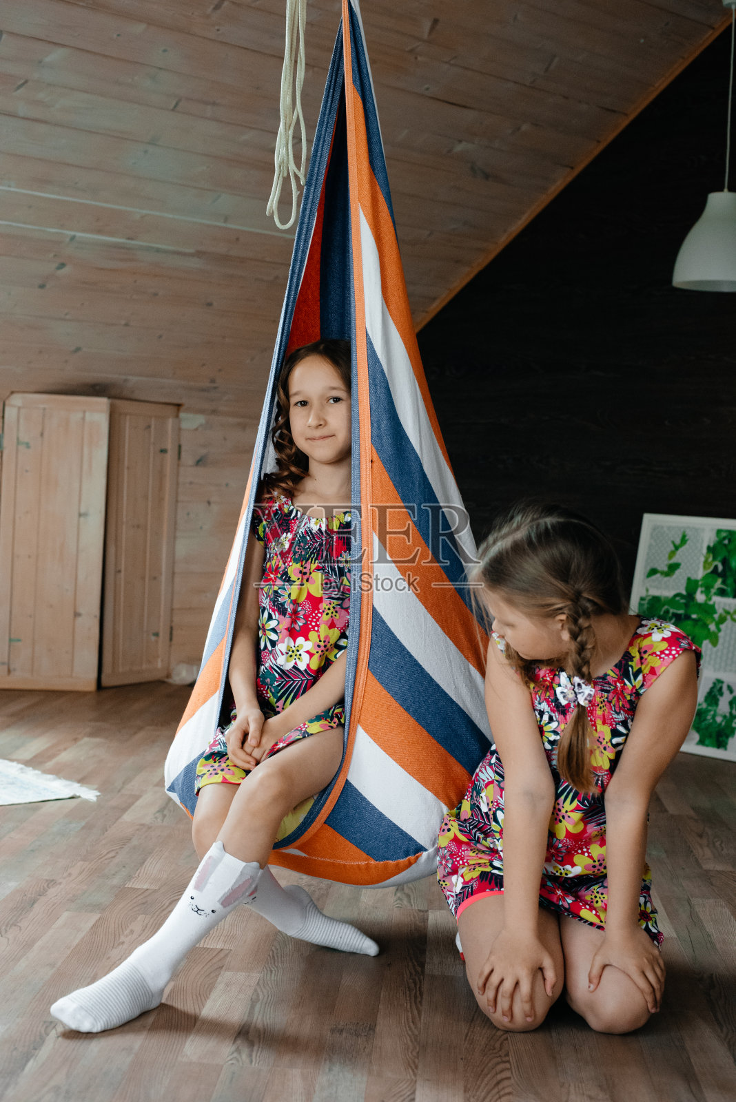 孩子们在吊床上拥抱。照片摄影图片