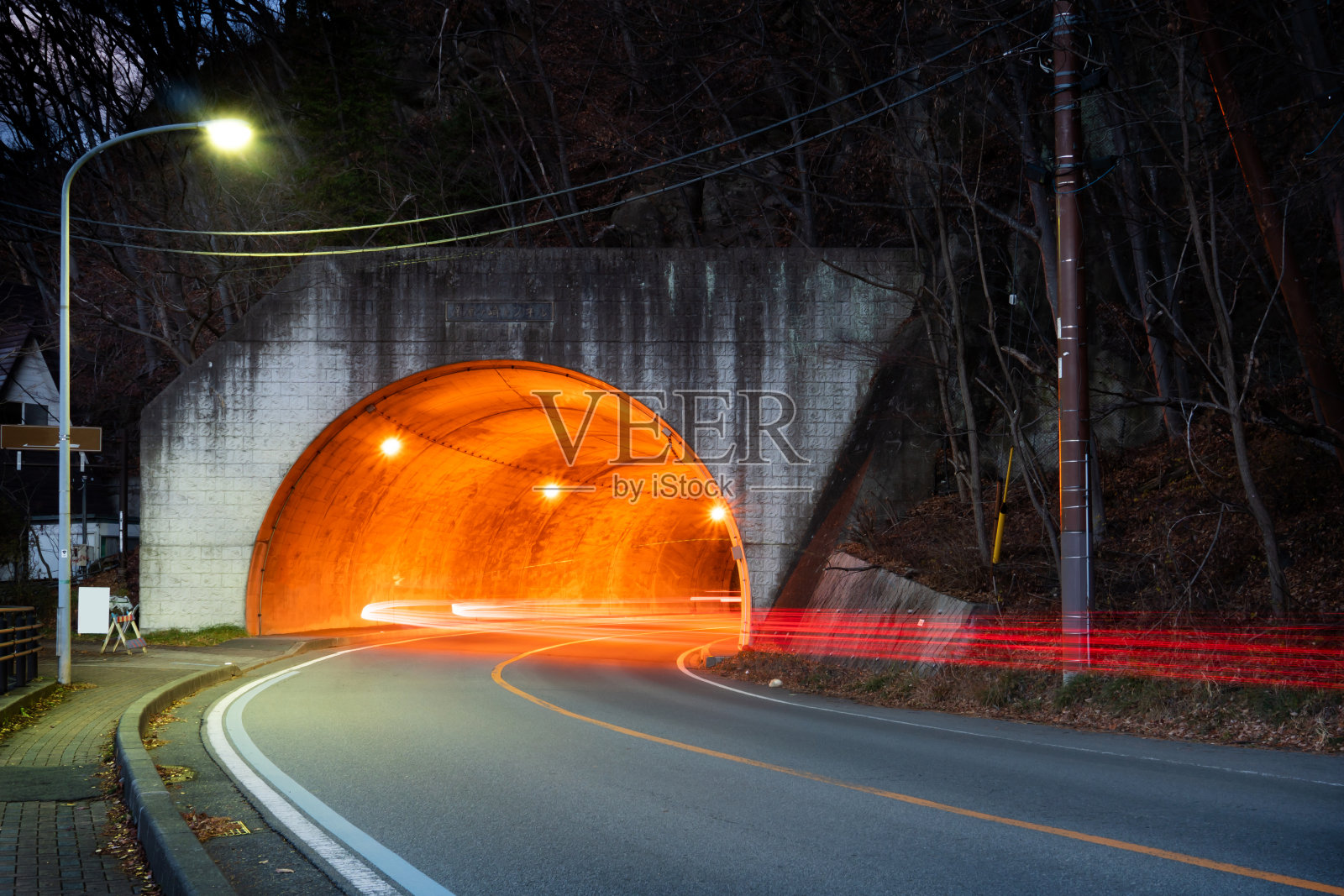 日本公路上的隧道照片摄影图片