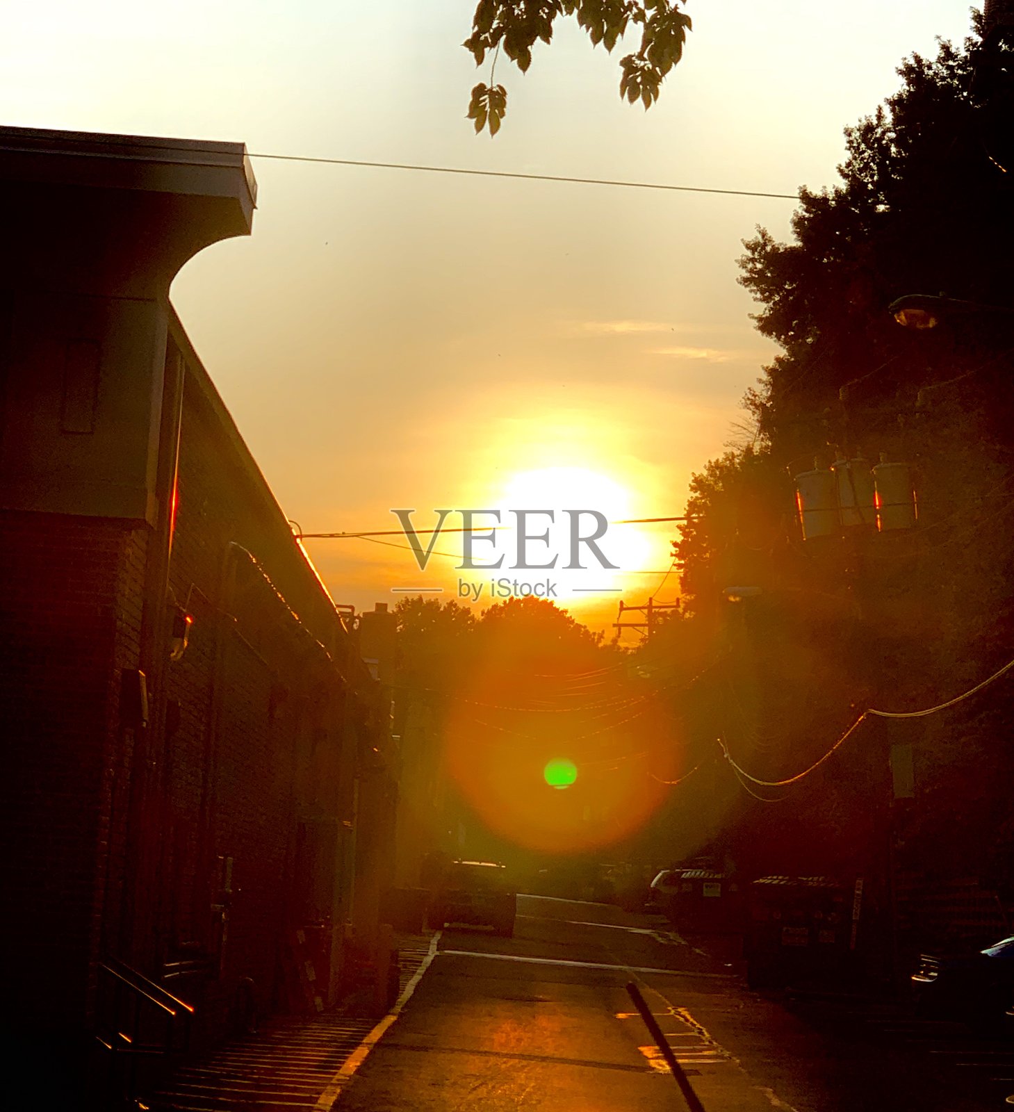 夕阳下的小巷照片摄影图片