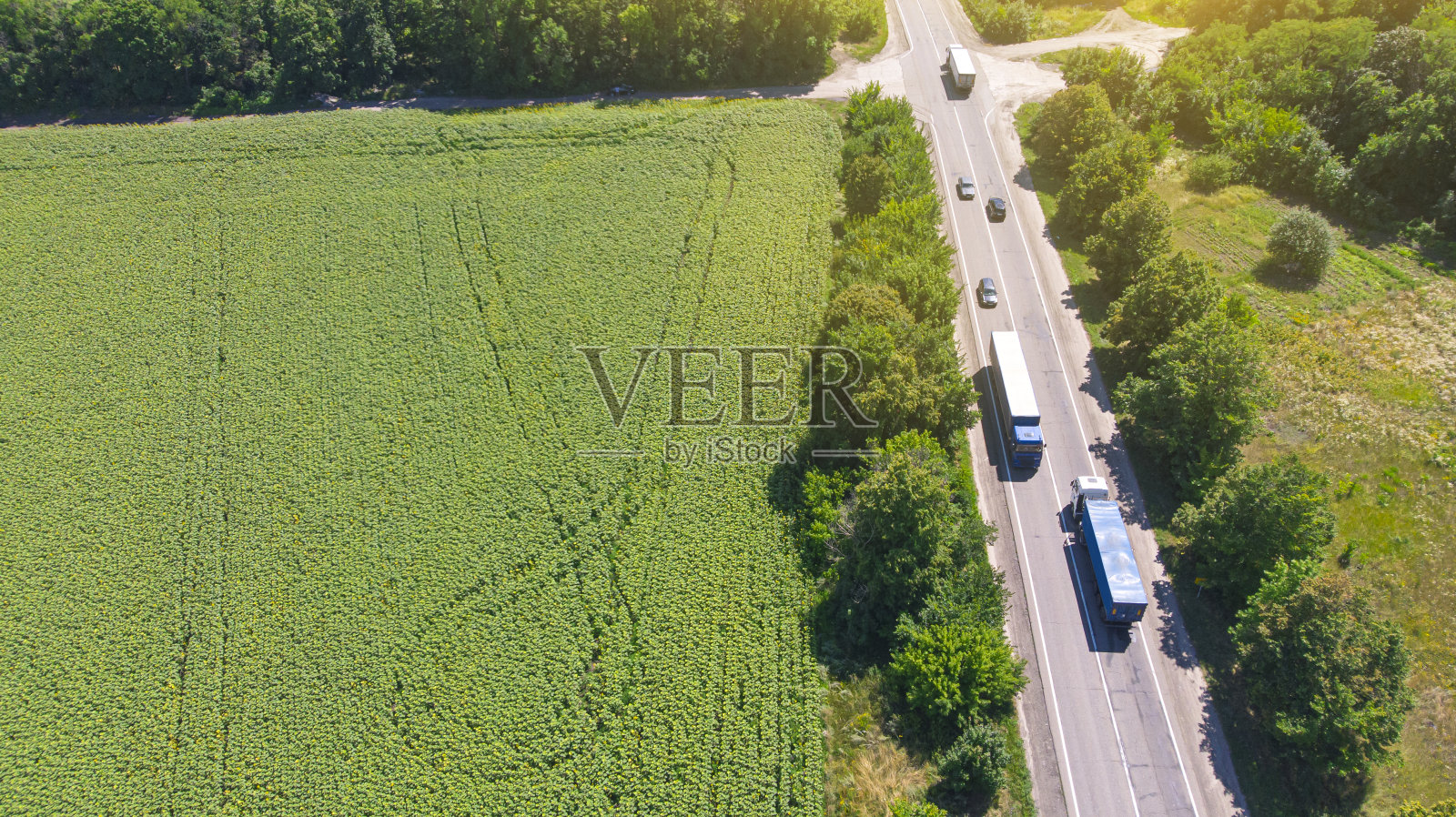 航空物流背景。商业卡车和汽车在公路上行驶。照片摄影图片