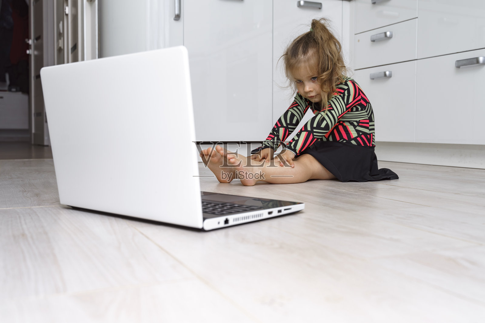 小女孩在厨房里练体操照片摄影图片