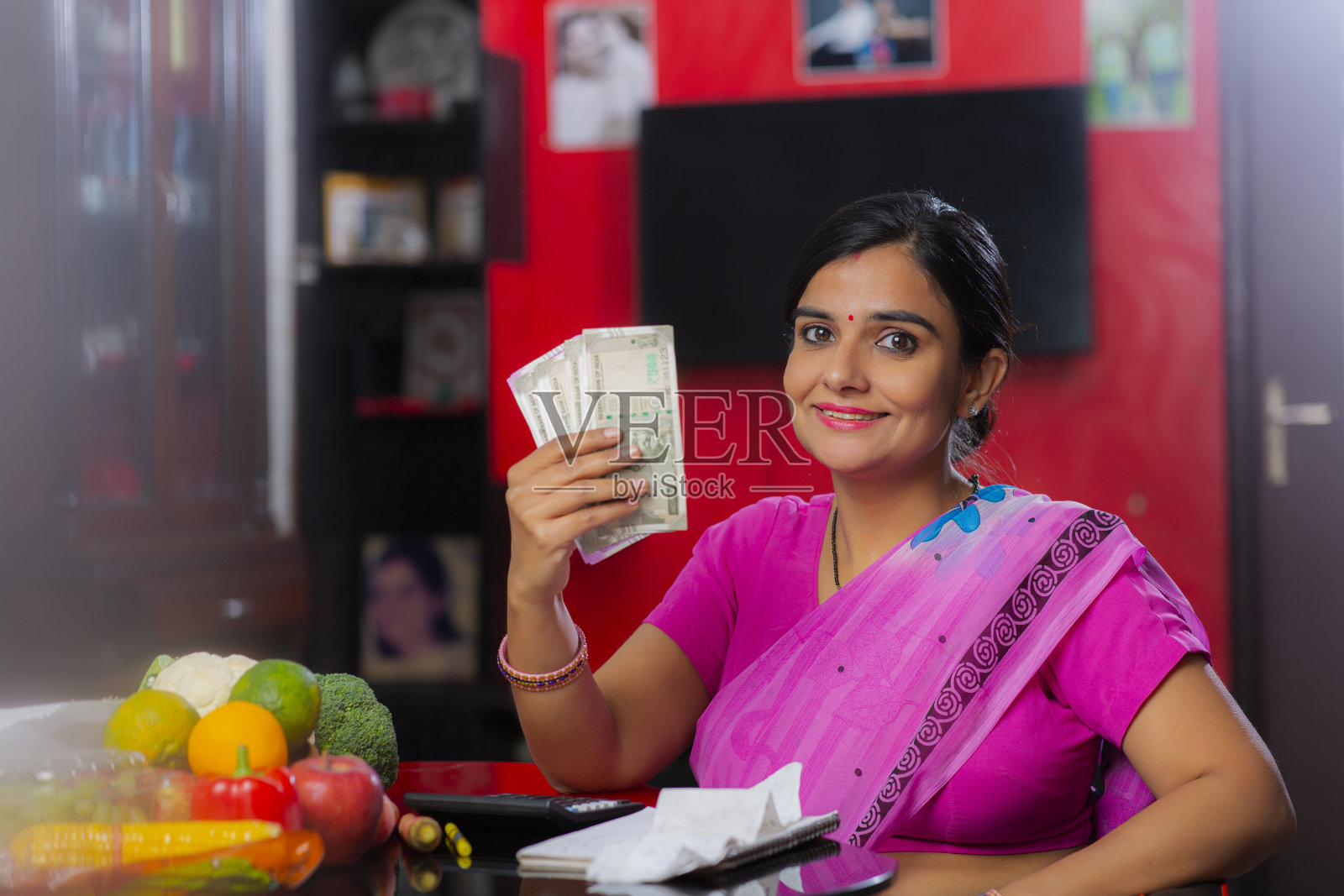 年轻女子在家-库存照片照片摄影图片