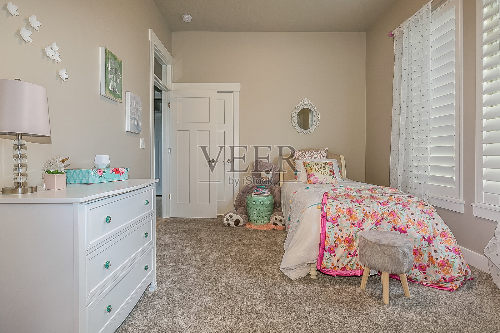 设有粉色和白色阴影的卧室照片摄影图片