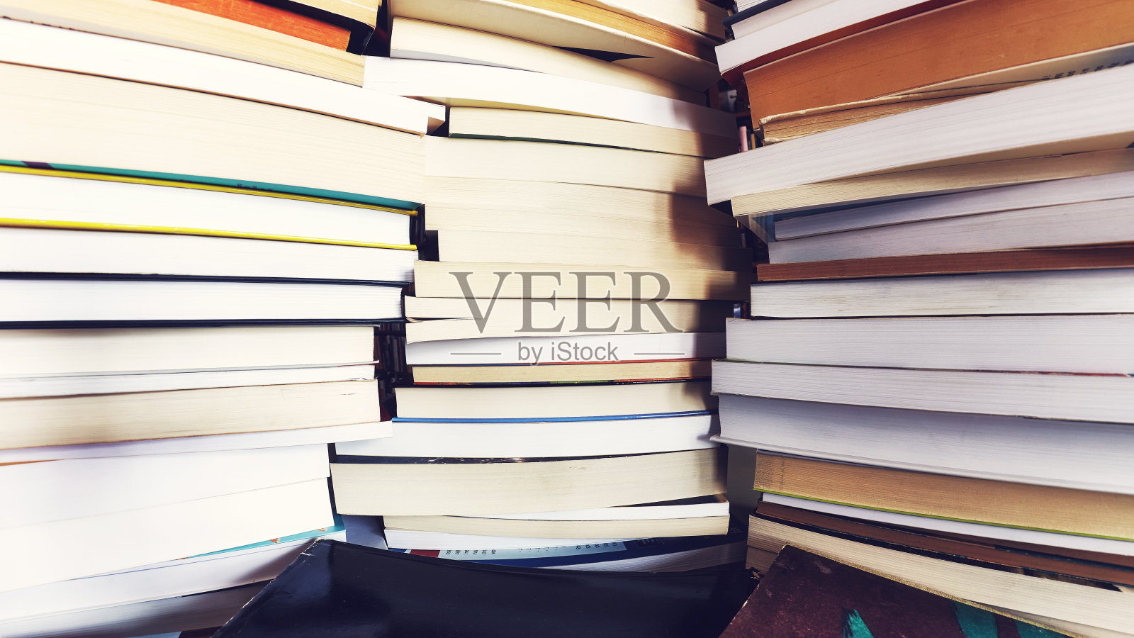 成堆的旧书。照片摄影图片