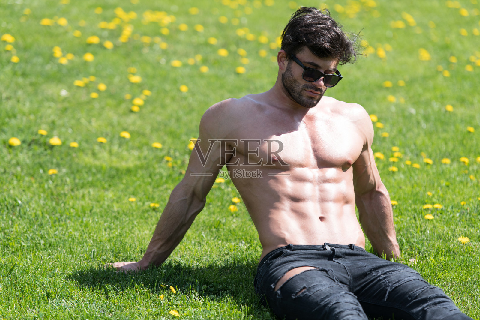 在户外摆姿势躺下的模特照片摄影图片