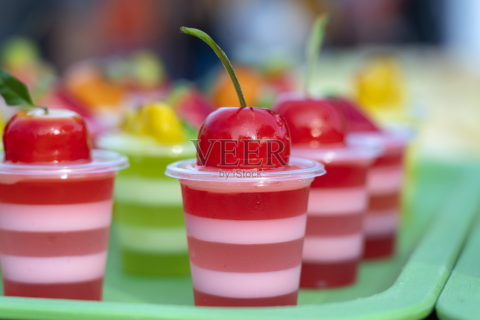 泰国街头市场上出售樱桃果冻和樱桃,特写照片摄影图片