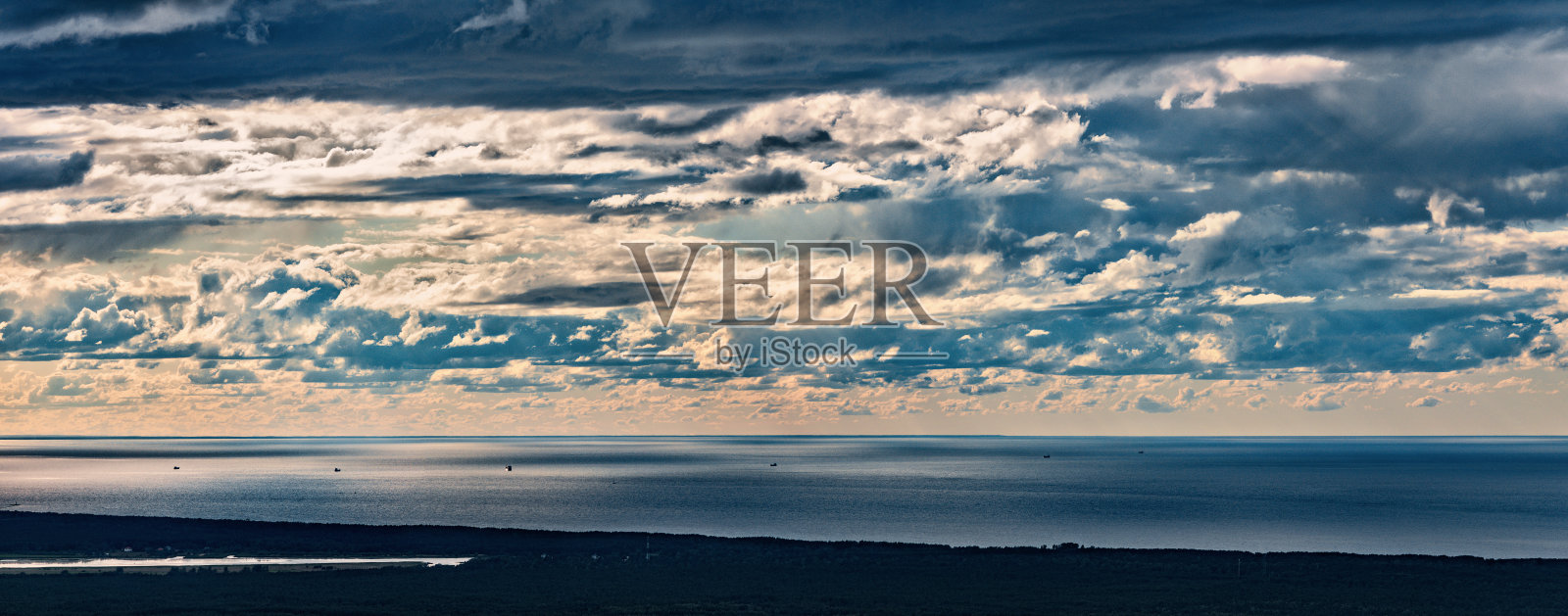 里加海湾附近海面和天空的鸟瞰图照片摄影图片