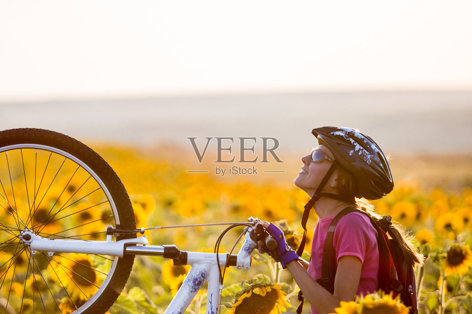 骑自行车的女人骑着自行车,在长途骑行后放松照片摄影图片