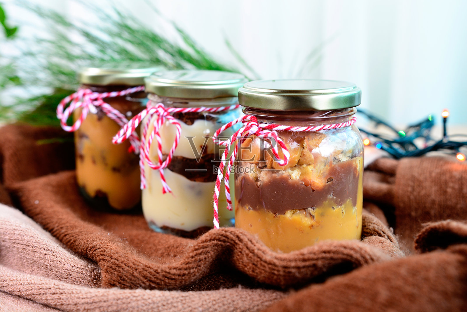 蛋糕在一个罐子甜点巧克力和坚果甜在一个木制的桌子,俯视图,近距离视图照片摄影图片