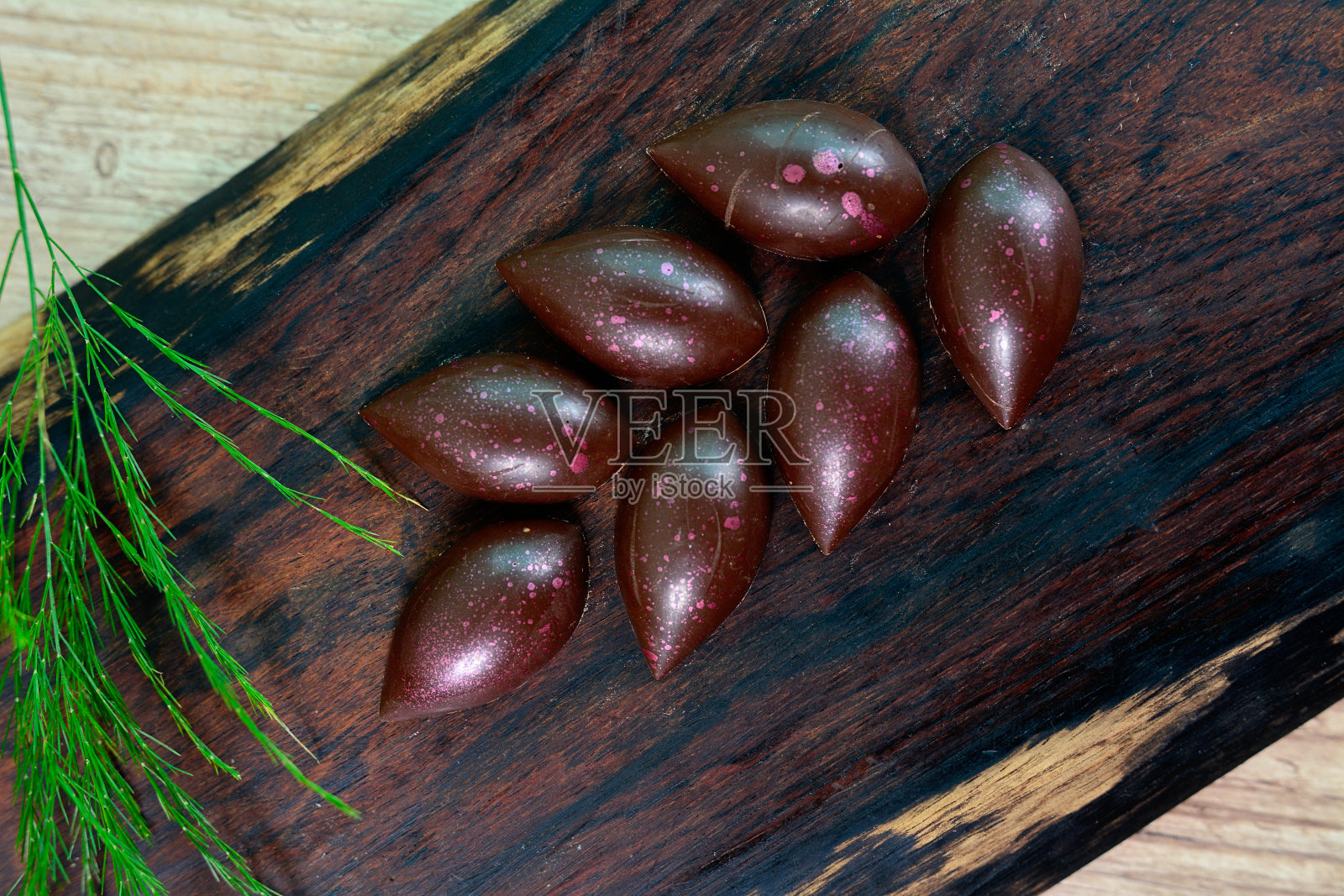 木桌上的巧克力棒,巧克力俯视图照片摄影图片