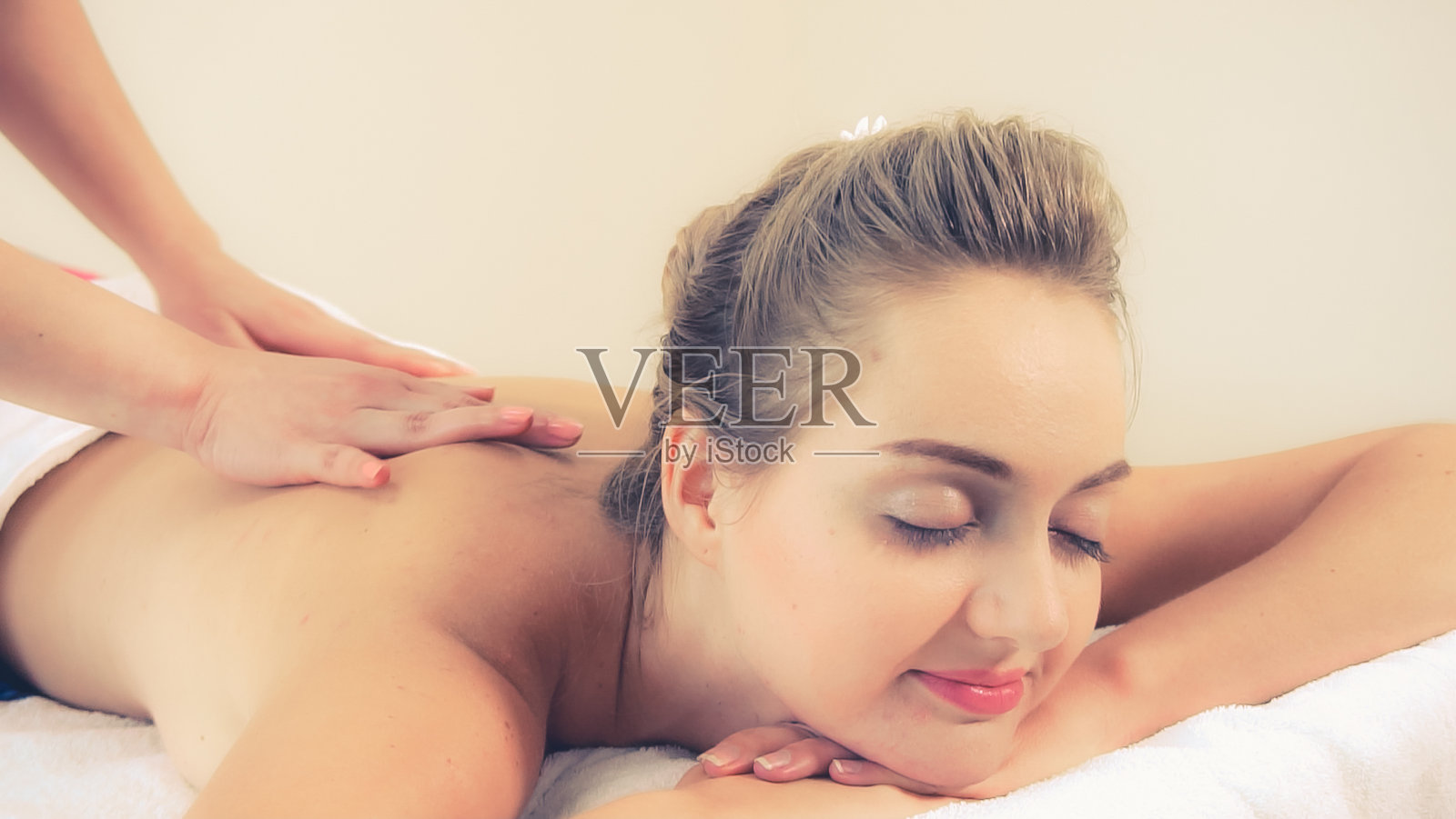 女人得到按摩水疗按摩治疗师。照片摄影图片