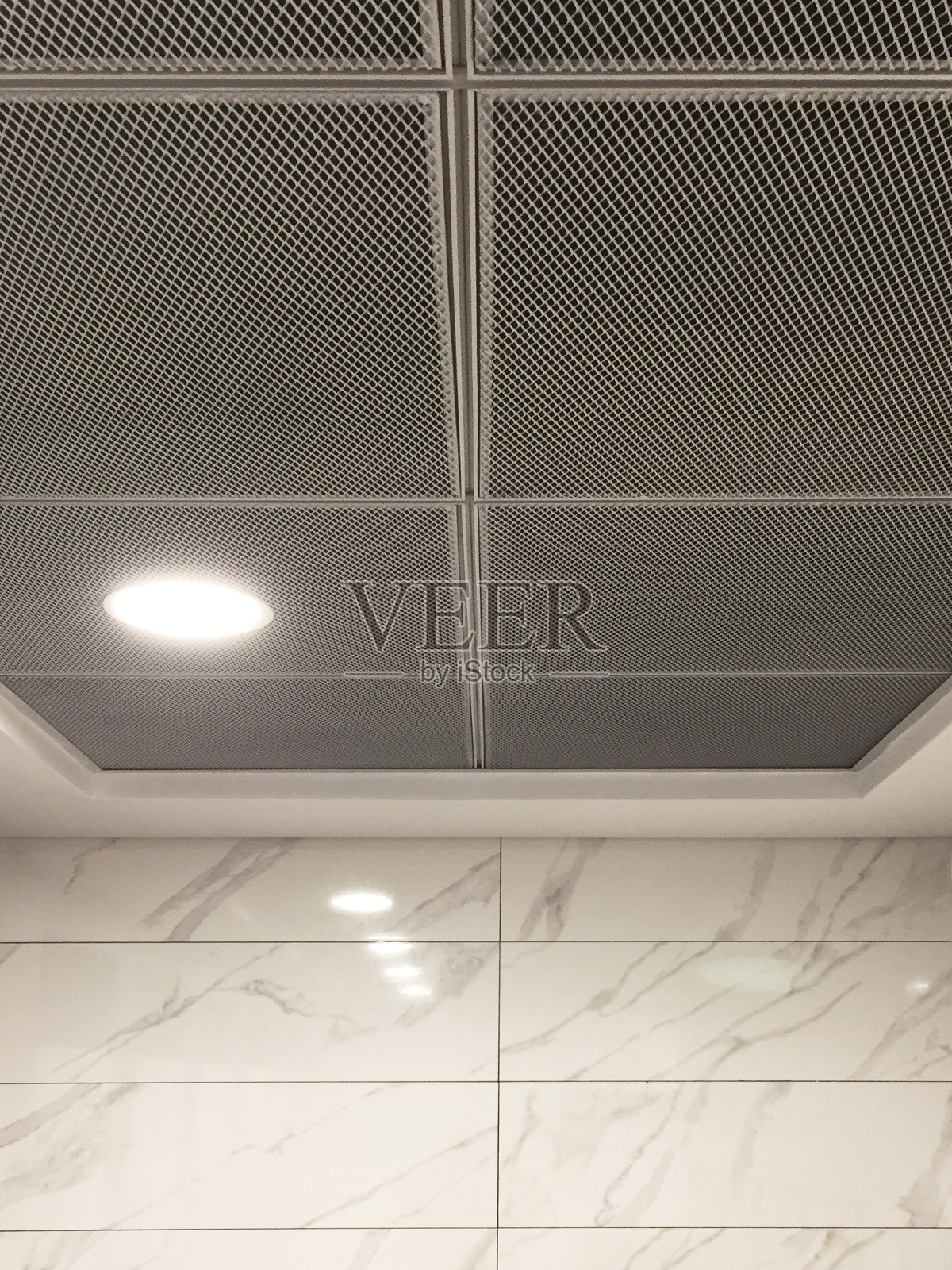 墙壁和天花板铺瓷砖,配有照明设备照片摄影图片