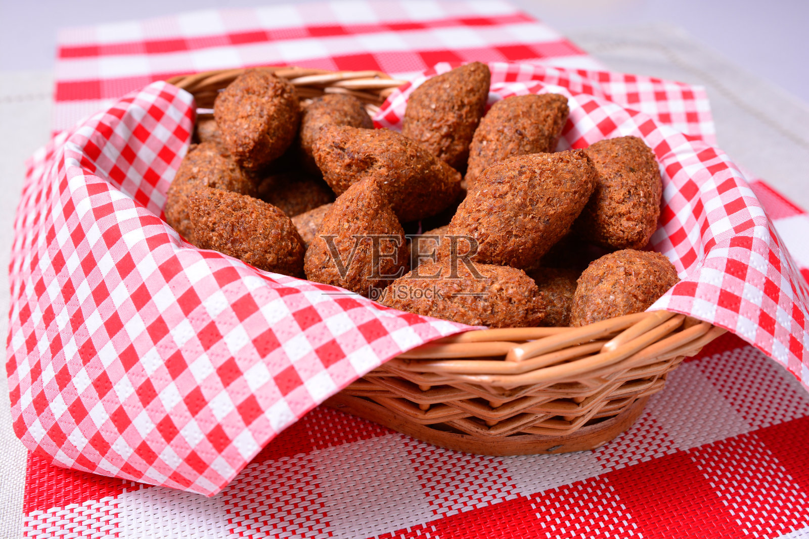 小吃Kibe, Kibbeh在一个盘子,巴西阿拉伯菜,黎巴嫩小吃,肉开胃菜照片摄影图片