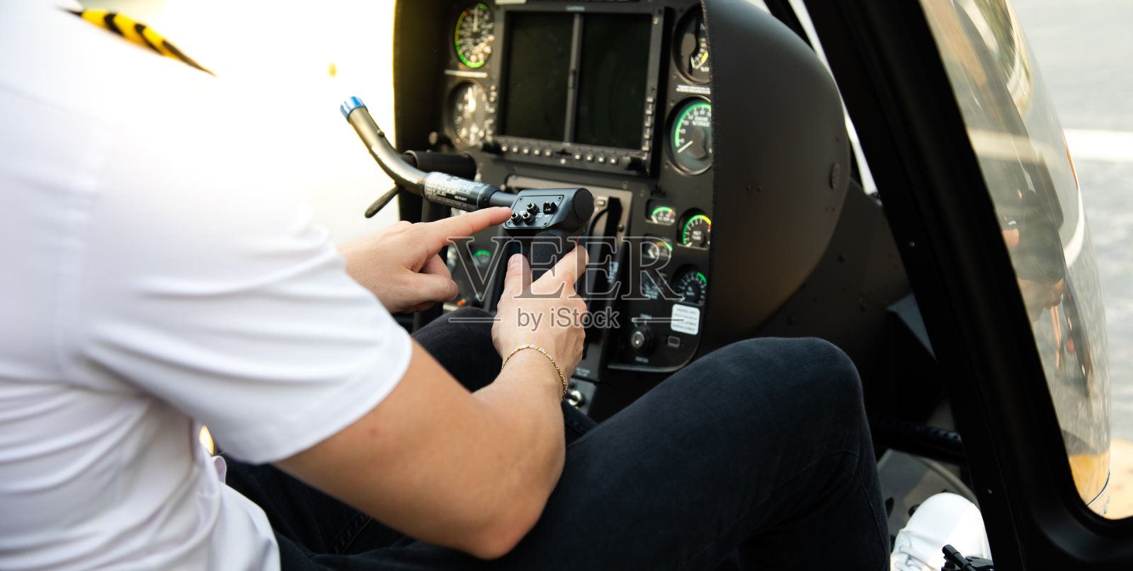 身着制服的商业飞行员坐在直升机内的肖像照片摄影图片