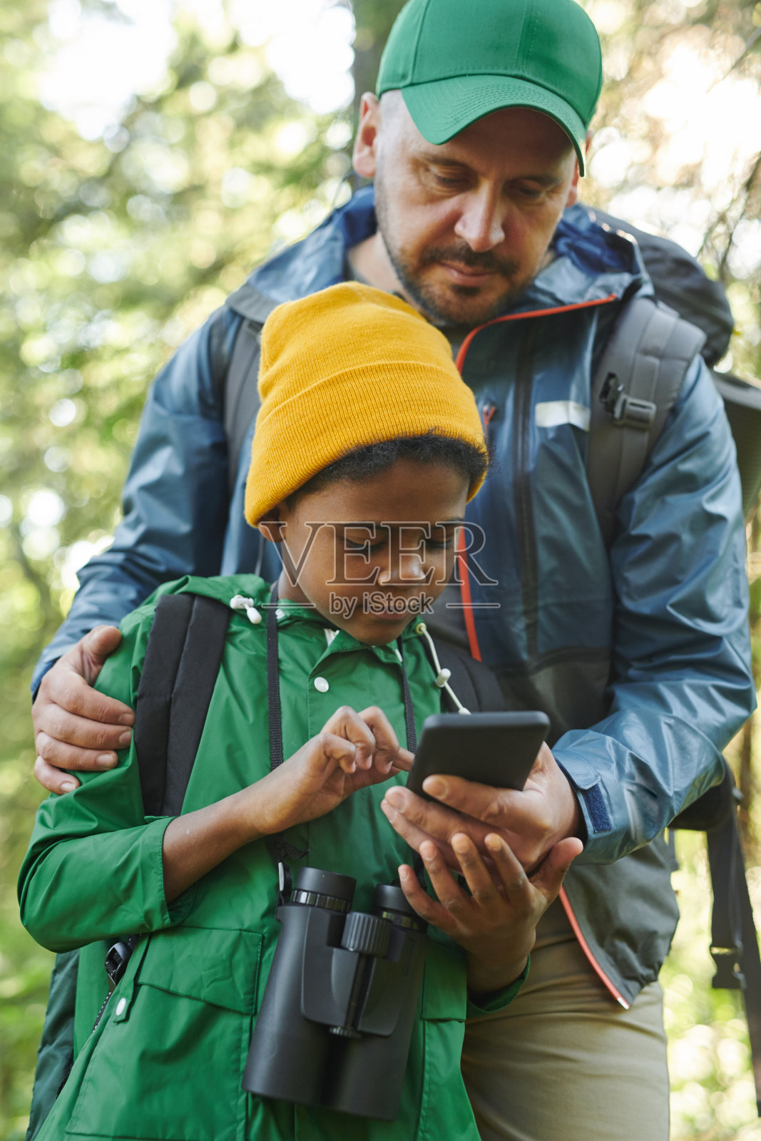 徒步旅行时使用手机照片摄影图片