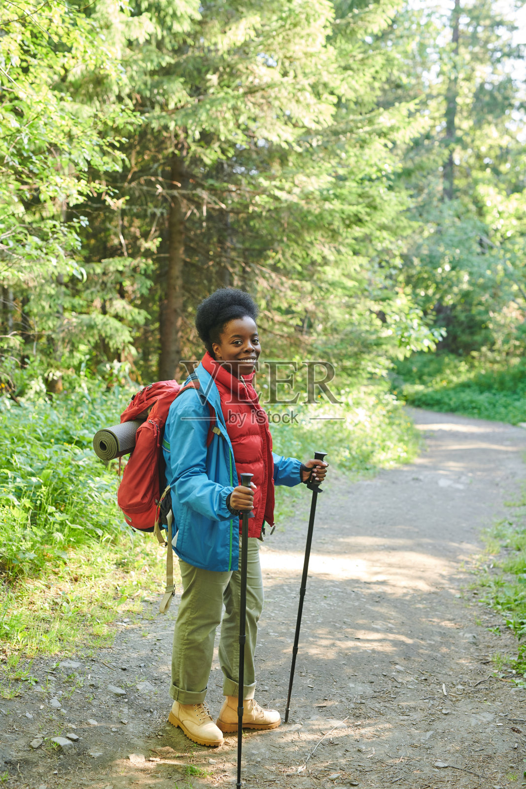 在森林里行走的女人照片摄影图片