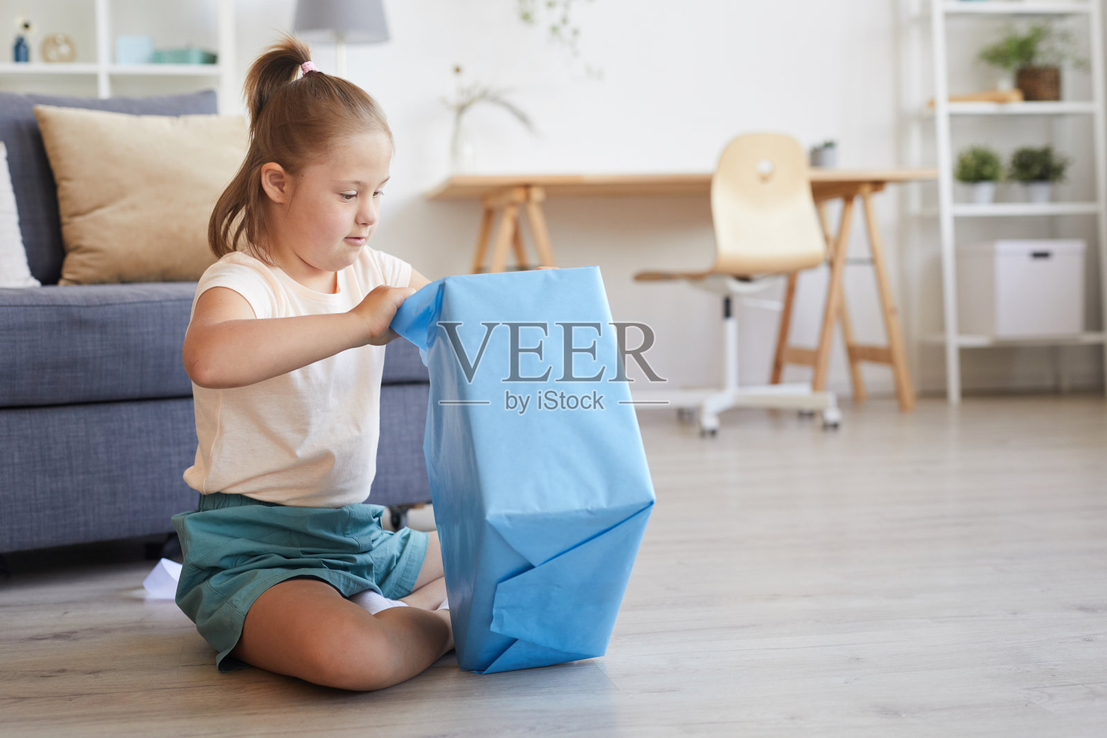 打开礼物的女孩照片摄影图片