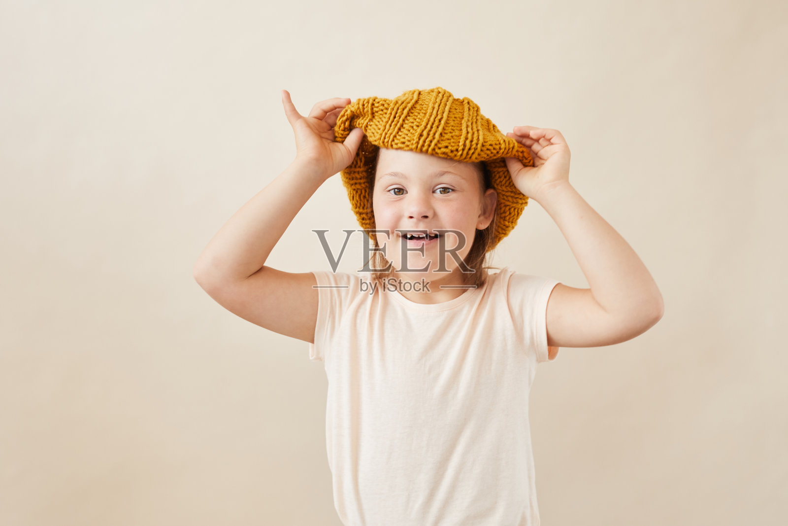 戴帽子的小女孩照片摄影图片