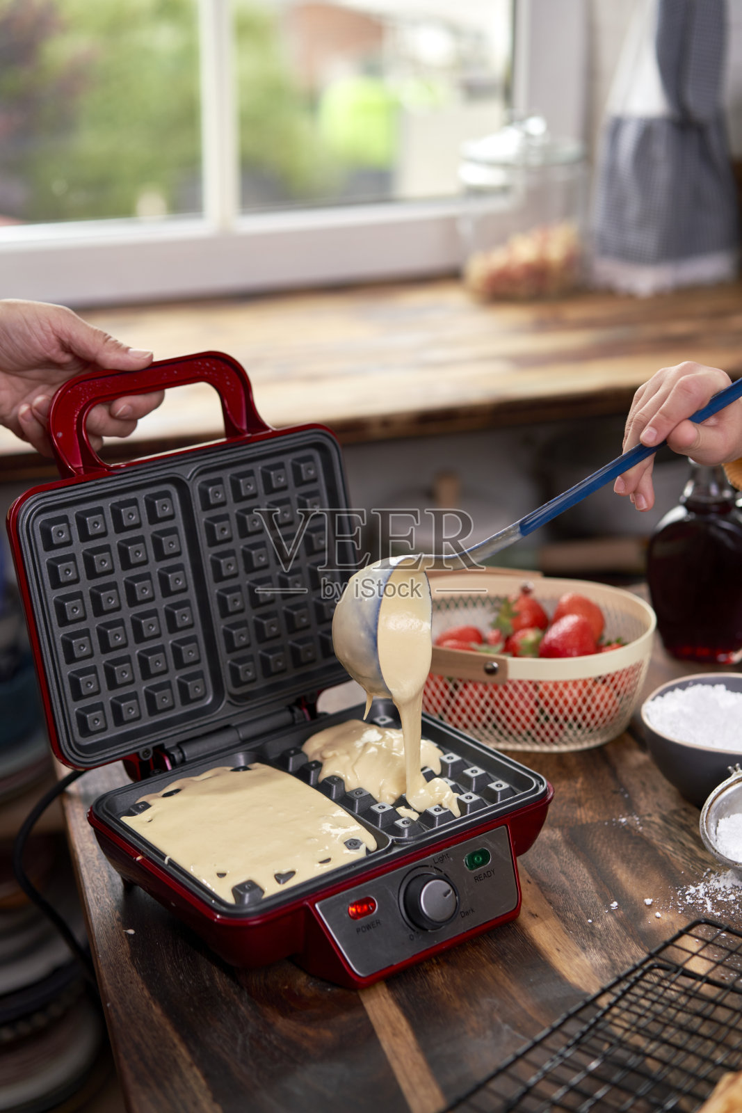 在家庭厨房里做华夫饼照片摄影图片