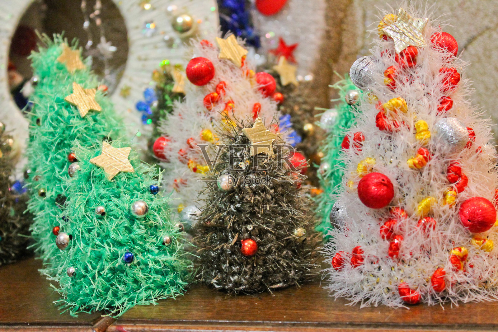 装饰圣诞树,圣诞装饰品和礼物,背景,纹理照片摄影图片