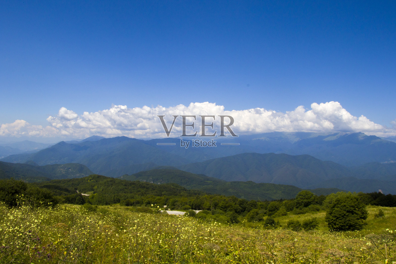 山脉景观和高加索山脉在拉查,格鲁吉亚照片摄影图片