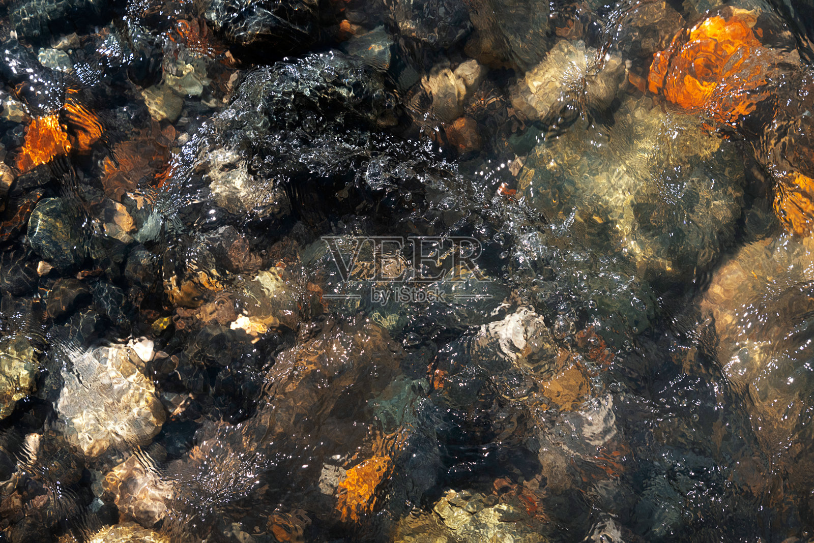 透明的河水和石头在底部的背景图像照片摄影图片