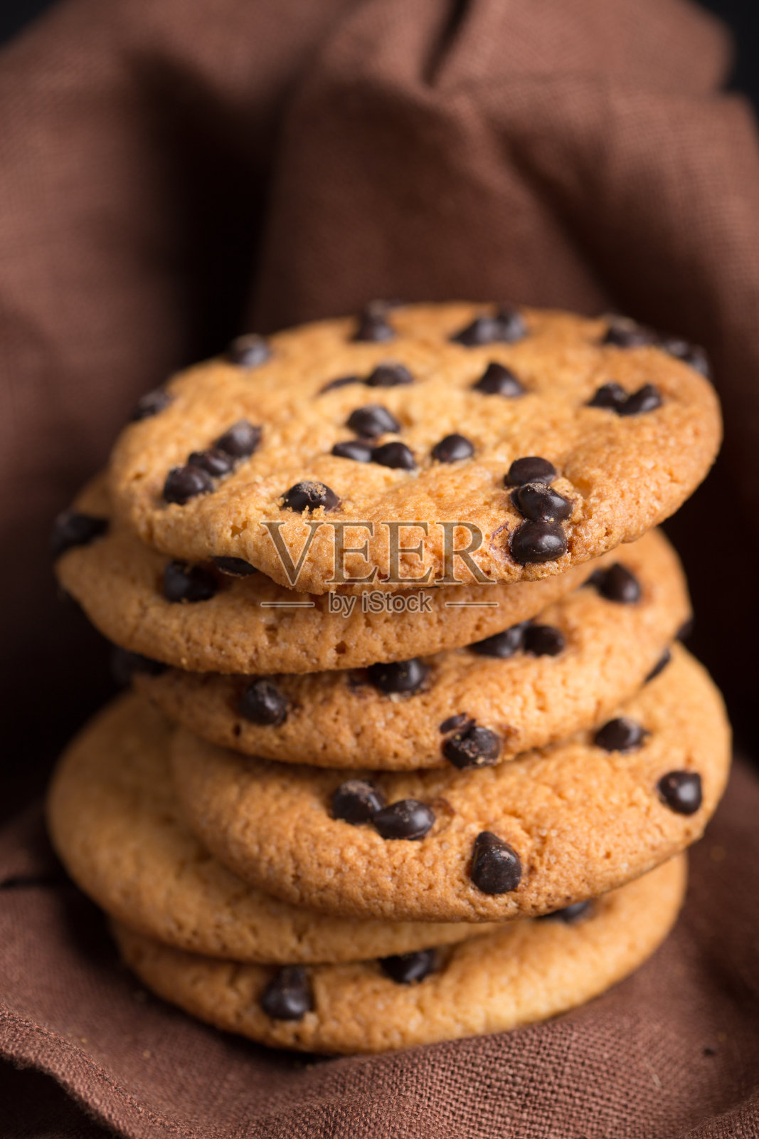 堆叠的巧克力燕麦饼干靠近。美味的小吃和甜点照片摄影图片