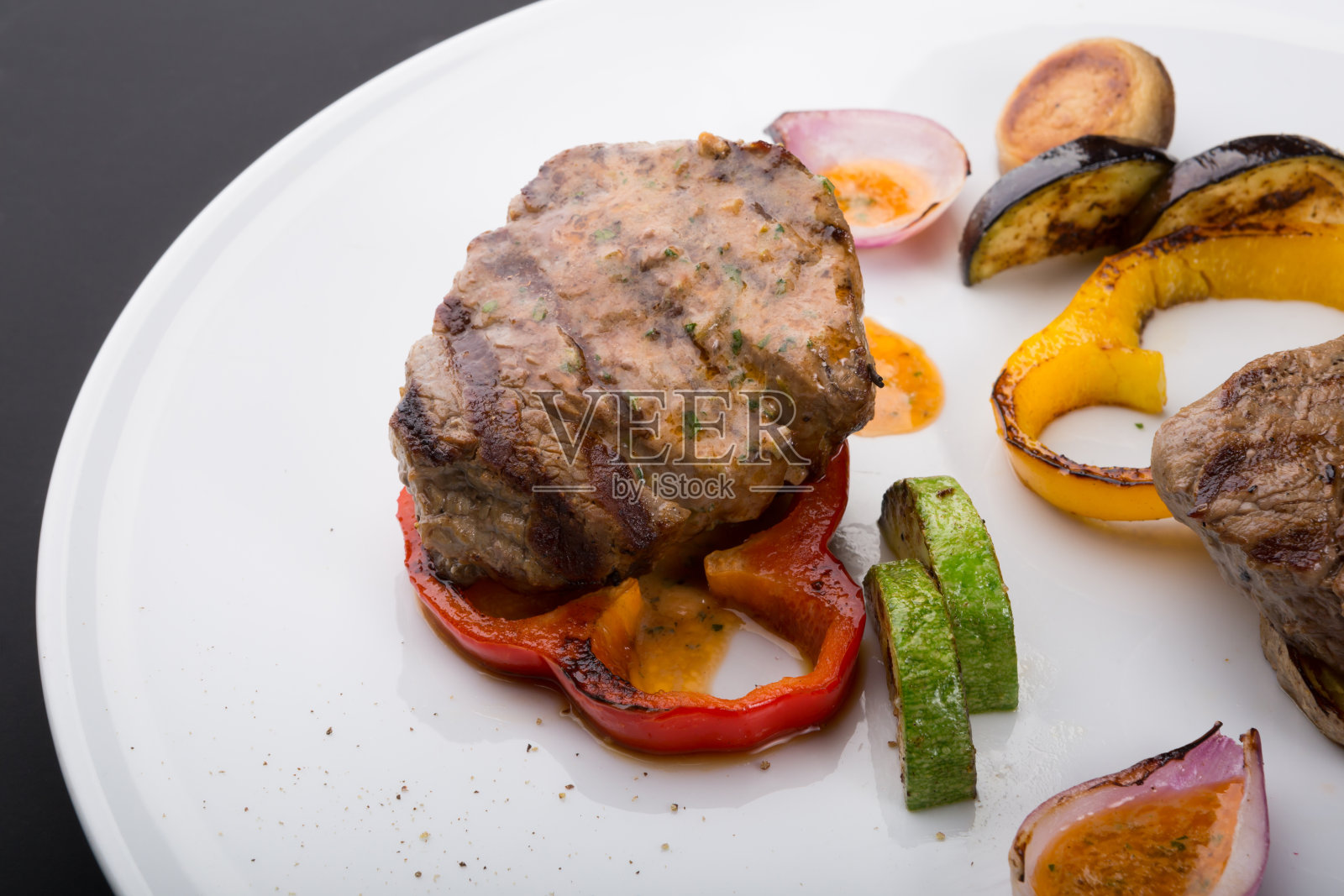 牛排配烤蔬菜照片摄影图片