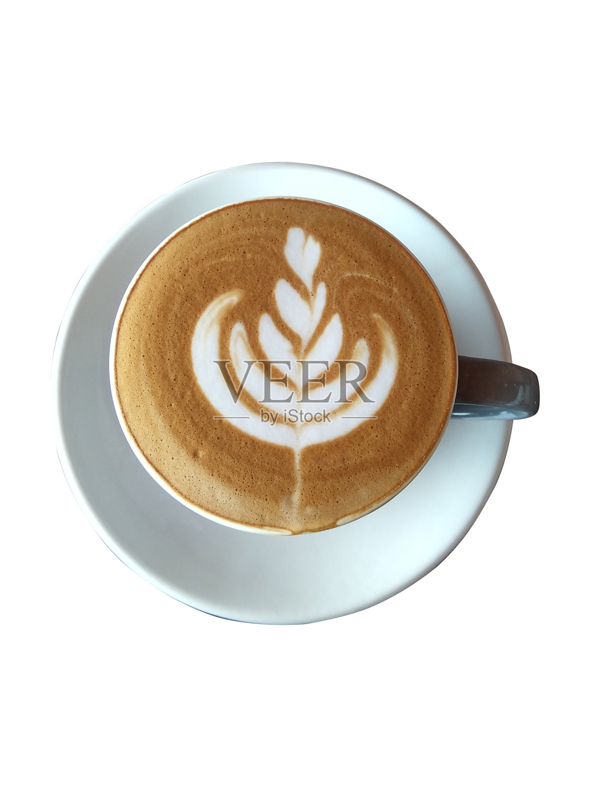 顶视图的热咖啡杯拿铁与心形拿铁艺术牛奶泡沫上的白色碟孤立在白色的背景,剪切路径包括。照片摄影图片