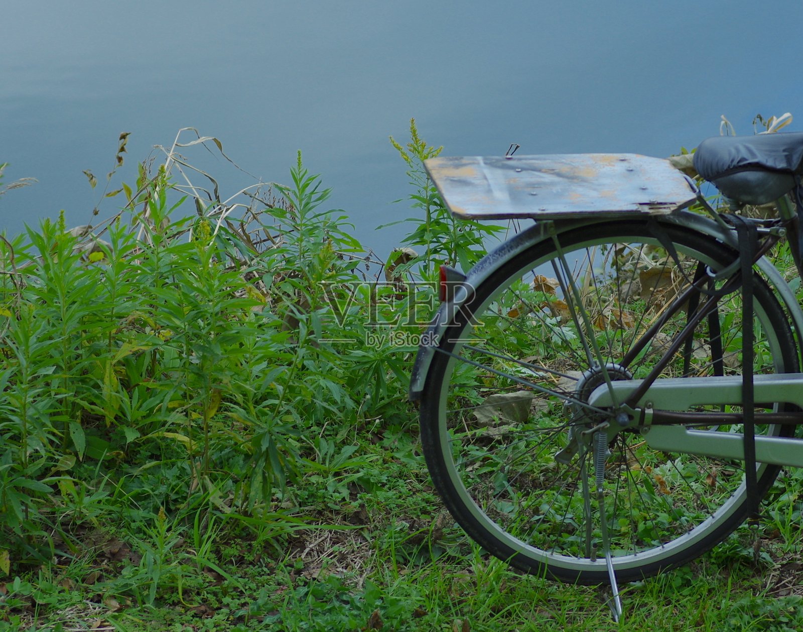 在银行的自行车轮子。照片摄影图片