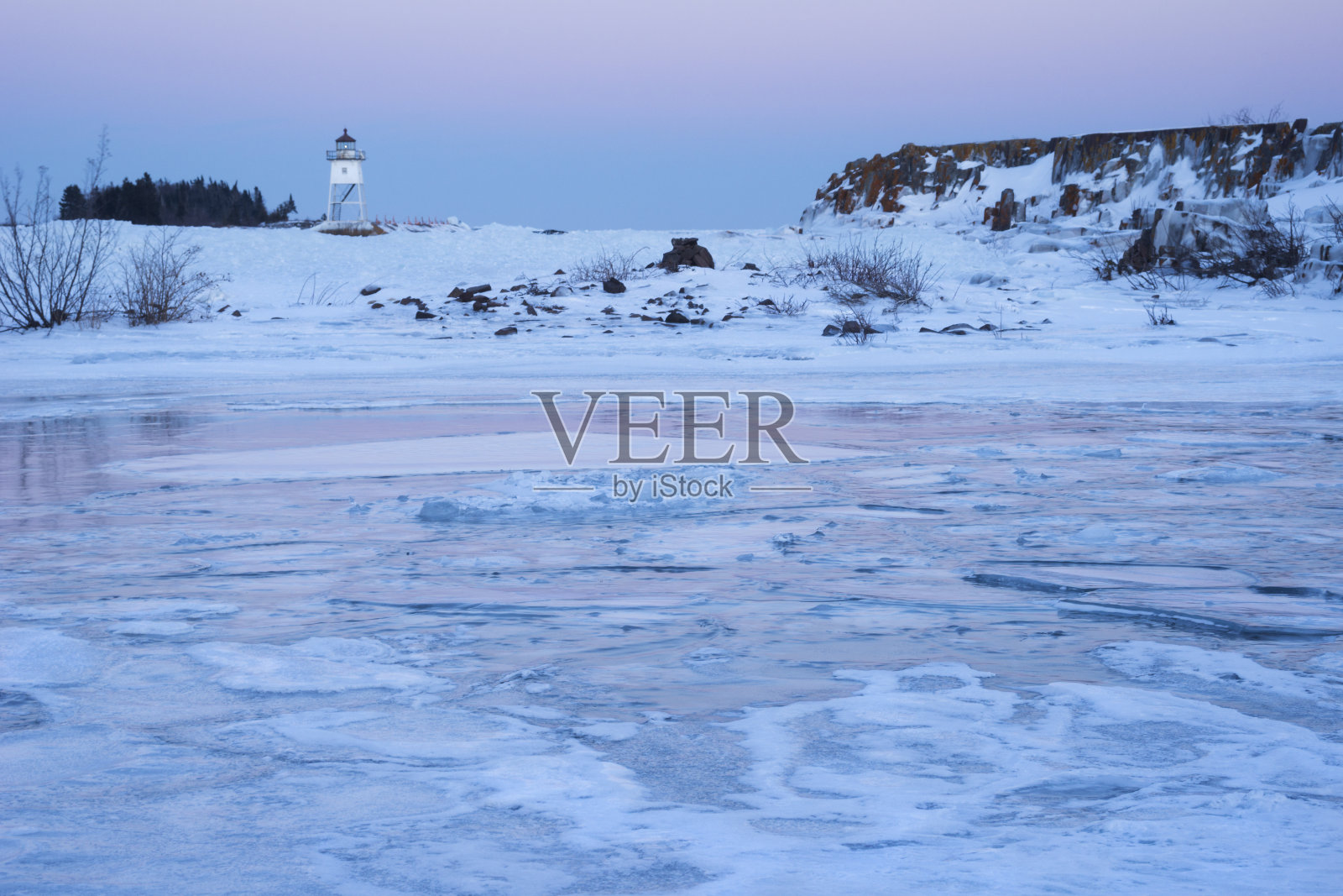 冻结的苏必利尔湖上的灯塔照片摄影图片