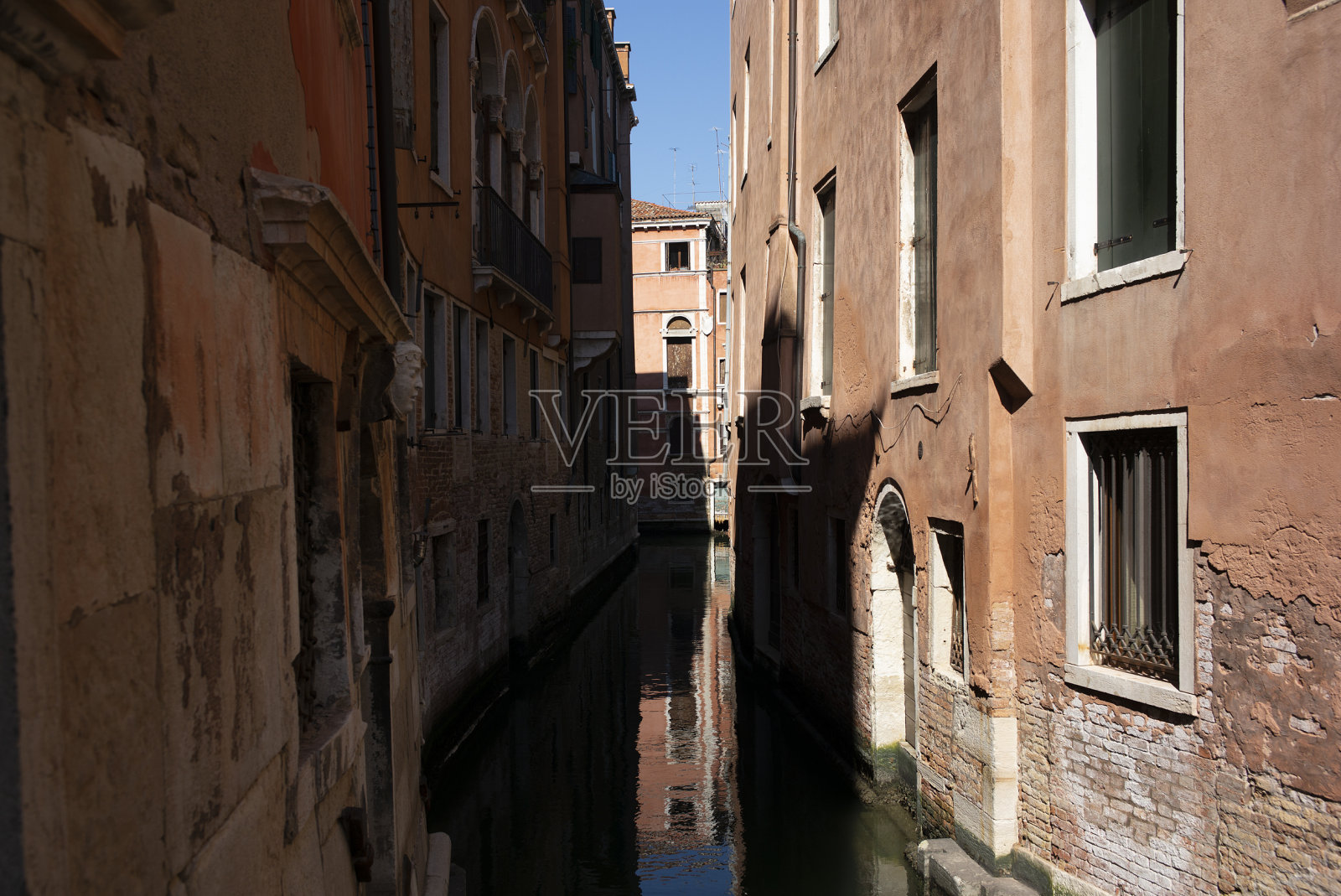 在封锁期间,威尼斯日出时的水渠、桥梁和古老宫殿照片摄影图片