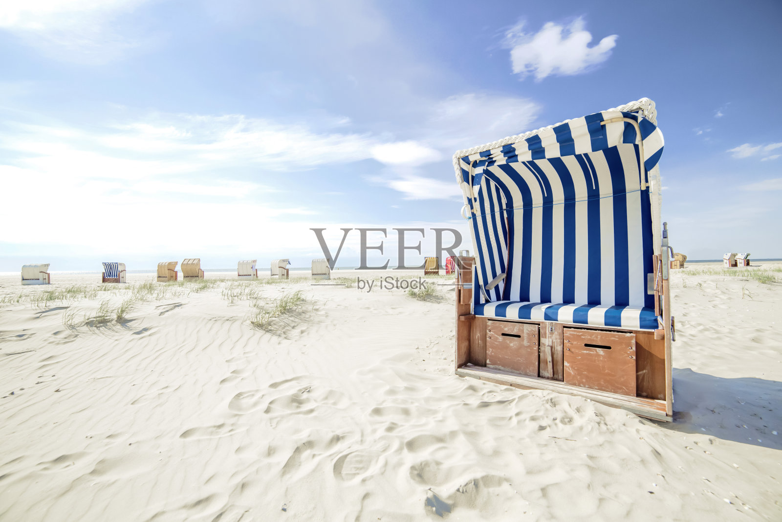蓝白条纹沙滩椅或长椅照片摄影图片