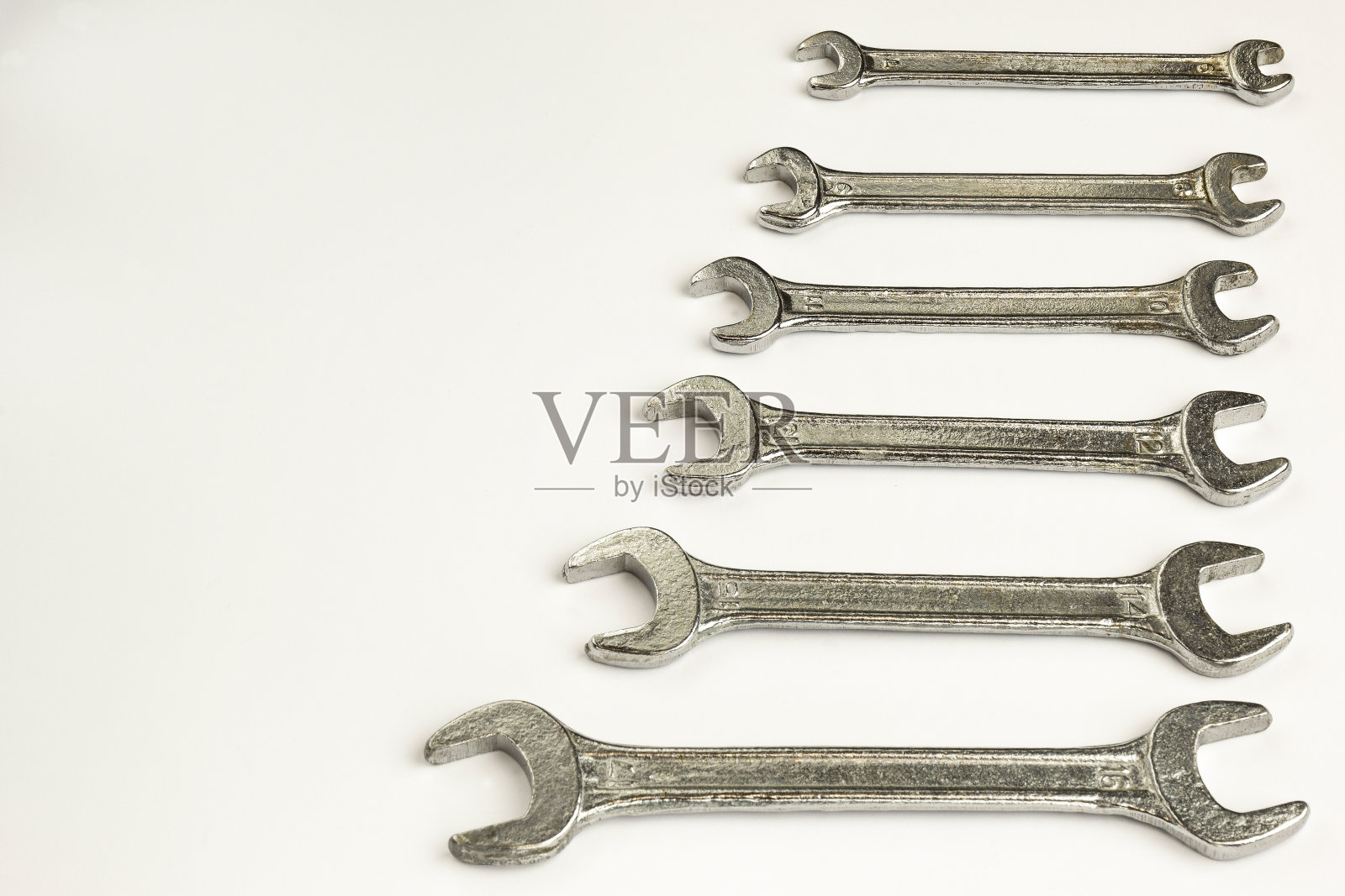 6个不同的扳手躺在右边的白色背景上照片摄影图片