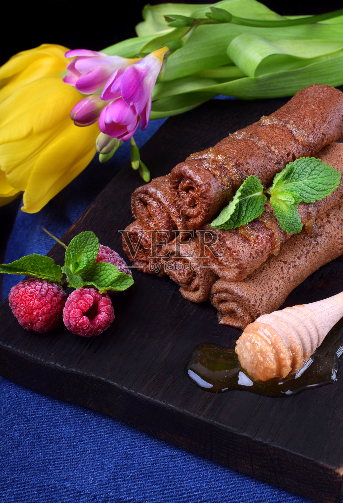 巧克力卷法式薄饼照片摄影图片