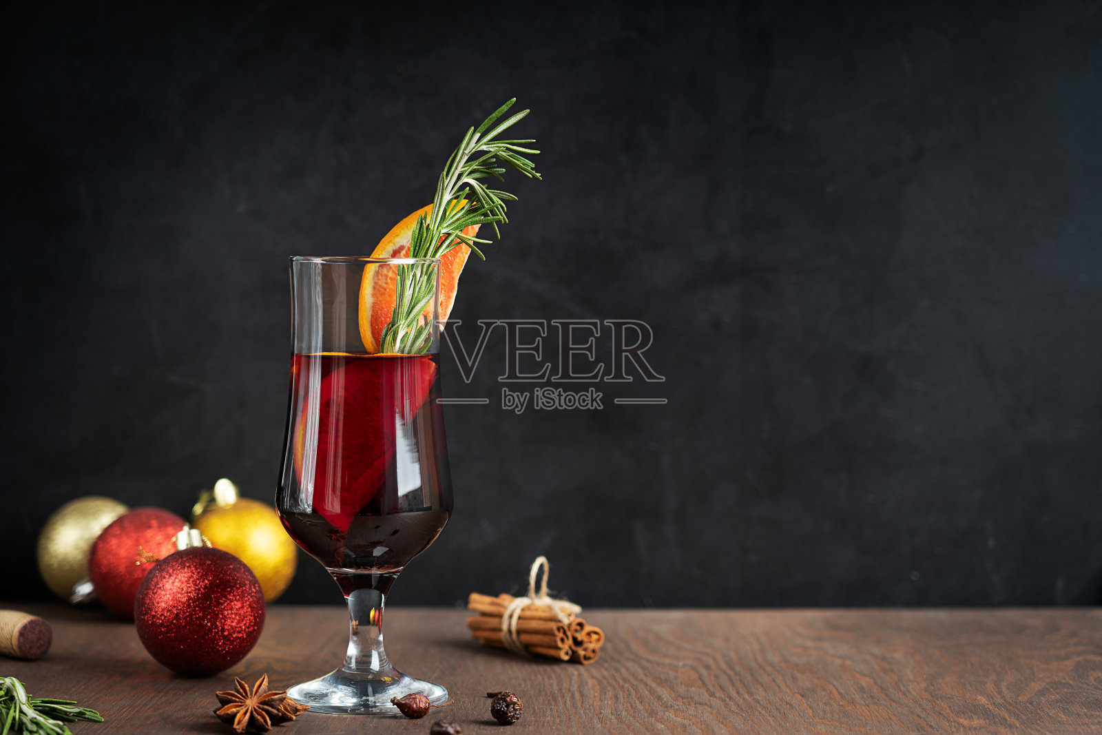 圣诞或新年聚会用的红热酒杯照片摄影图片