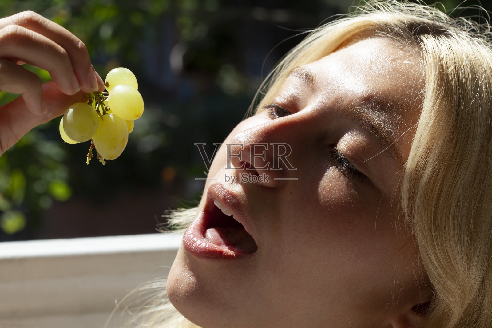 少女吃葡萄照片摄影图片