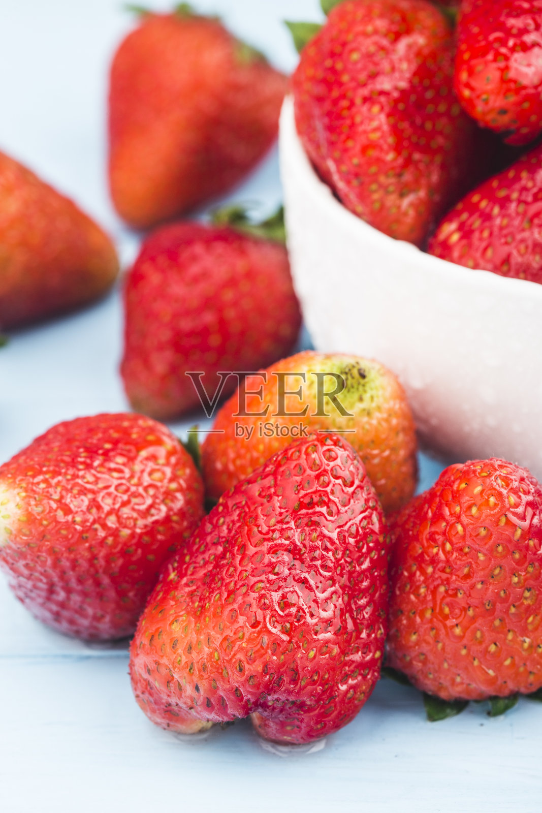 木板背景上的一串新鲜草莓照片摄影图片